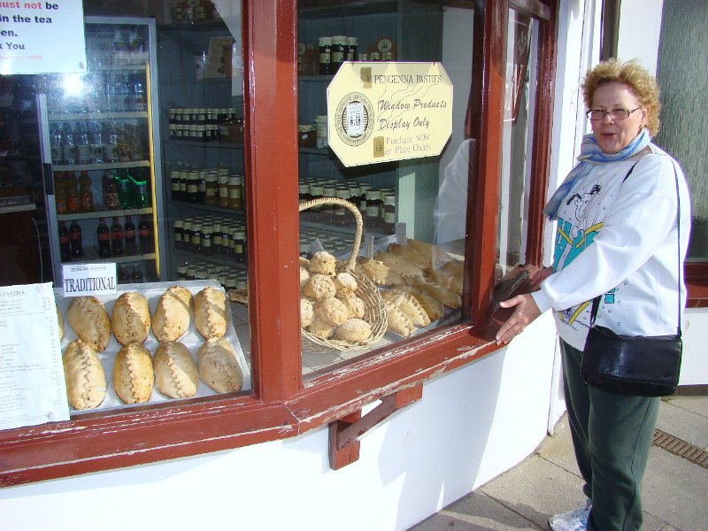DSC00971.JPG - Tintagel - ooh pasties