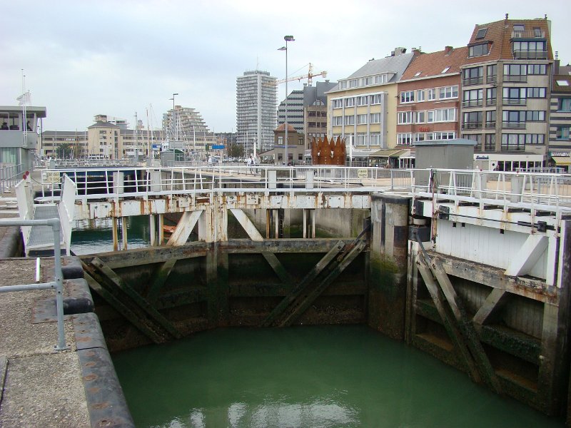 DSC03386.JPG - Oostende - lock entry to marina