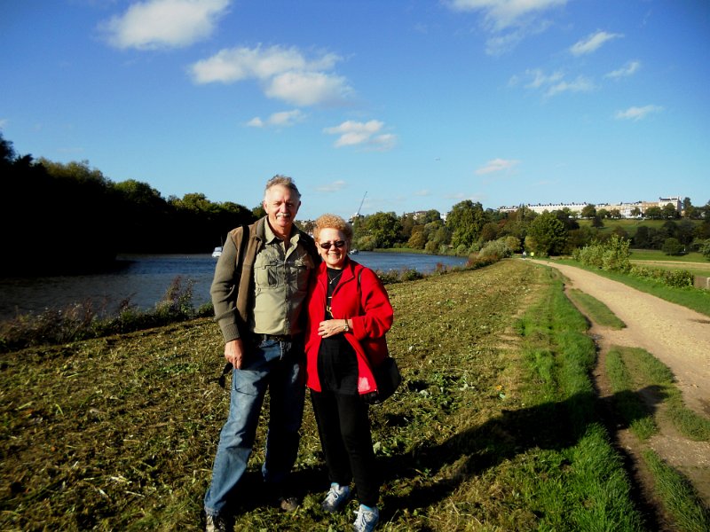 DSCN3235.JPG - Thames at Richmond below the hill where Mick Jagger had his home. Jerry Hall has it now