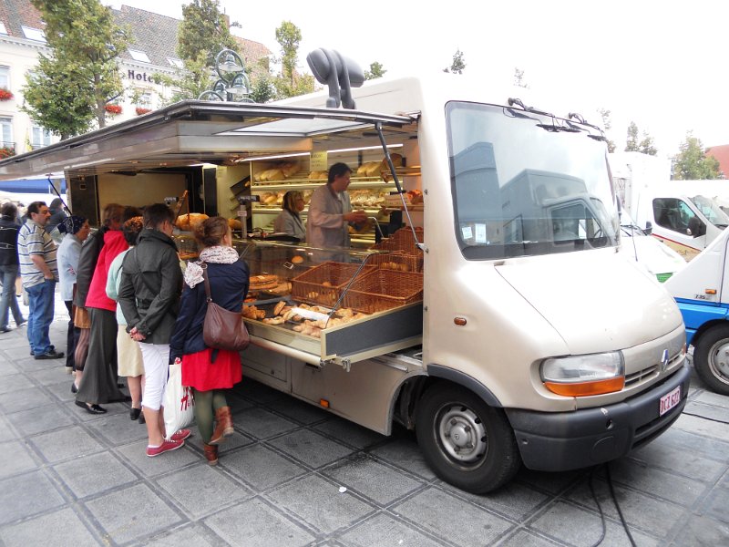 DSCN3268.JPG - Brugge historic Markt place - convetered motor home